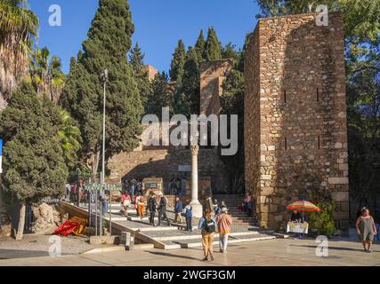 Junge Touristen vor dem Eingang von Malaga Alcazaba. Altes maurisches Schloss Alcazaba, Malaga, Andalusien, Spanien. Stockfoto