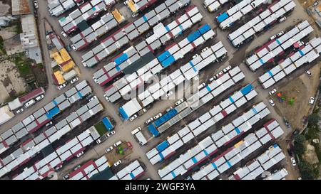 Hatay, Türkei. Februar 2024. (ANMERKUNG DER REDAKTION: Foto mit Drohne). Blick auf Containerstädte, in denen sich die Opfer der Erdbebenkatastrophe niederließen. Das größte Erdbeben in der Türkei erlebte die Türkei am 6. Dezember 2023 in der Grenzregion Syrien. Nach den aufeinanderfolgenden Erdbeben von 7,4 und 7,7 waren 10 Städte in der östlichen Region betroffen. Im Stadtzentrum von Hatay, einer der am stärksten betroffenen Städte, befinden sich noch immer Ruinen eingestürzter Gebäude. (Credit Image: © Tunahan Turhan/SOPA Images via ZUMA Press Wire) NUR REDAKTIONELLE VERWENDUNG! Nicht für kommerzielle ZWECKE! Stockfoto