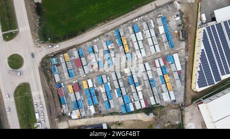 Hatay, Türkei. Februar 2024. (ANMERKUNG DER REDAKTION: Foto mit Drohne). Blick auf Containerstädte, in denen sich die Opfer der Erdbebenkatastrophe niederließen. Das größte Erdbeben in der Türkei erlebte die Türkei am 6. Dezember 2023 in der Grenzregion Syrien. Nach den aufeinanderfolgenden Erdbeben von 7,4 und 7,7 waren 10 Städte in der östlichen Region betroffen. Im Stadtzentrum von Hatay, einer der am stärksten betroffenen Städte, befinden sich noch immer Ruinen eingestürzter Gebäude. (Credit Image: © Tunahan Turhan/SOPA Images via ZUMA Press Wire) NUR REDAKTIONELLE VERWENDUNG! Nicht für kommerzielle ZWECKE! Stockfoto