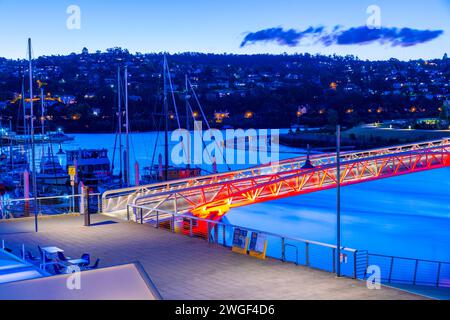 Blick auf den Tamar River und den Vorort Trevallyn in Launceston, Tasmanien, Australien, mit dem Fluss Esk am Seaport im Vordergrund. Stockfoto