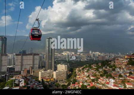 Caracas, Distrito Capital, Venezuela. Februar 2024. San Agustin Metrocable. Die Caracas Metrocable ist eine in die Caracas Metro integrierte Seilbahn, die so konzipiert ist, dass die Bewohner der beliebten Stadtteile von Caracas, meist in den Bergen, schneller und sicherer transportiert werden können. Caracas, Venezuela (Credit Image: © Jimmy Villalta/ZUMA Press Wire) NUR REDAKTIONELLE VERWENDUNG! Nicht für kommerzielle ZWECKE! Stockfoto