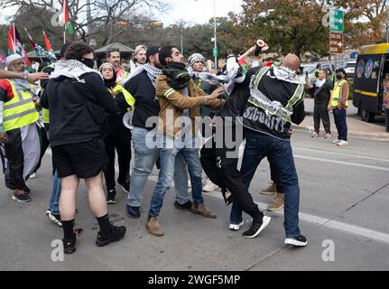 Austin, Tx, USA. Februar 2024. Ein Gefecht bricht aus, als mehrere tausend Anhänger eines freien Palästinas und Befürworter einer Waffenstillstandskundgebung im Nahen Osten beim Texas Capitol am 4. Februar 2024 auf der Congress Avenue durch die Innenstadt von Austin marschieren. Schilder, die Präsident Joe Biden und texanischer Gouverneur Greg Abbott für das Blutvergießen verantwortlich machten, wurden von den Hauptmarschierenden getragen. (Kreditbild: © Bob Daemmrich/ZUMA Press Wire) NUR REDAKTIONELLE VERWENDUNG! Nicht für kommerzielle ZWECKE! Stockfoto