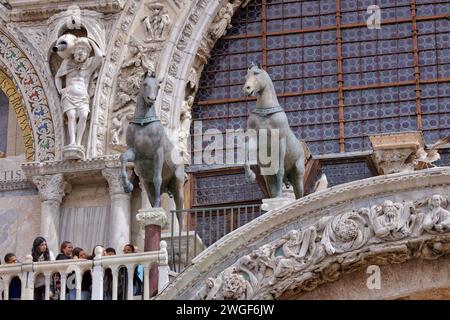 Bronzepferde der Markuskirche Fassade in Venedig Italien Stockfoto