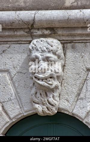 Groteske Maske an der Hausfassade in Venedig Italien Stockfoto