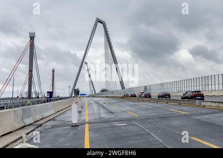 Erste Fahrzeuge befahren die freigegebene Brücke - Feierliche Verkehrsfreigabe der neuen A1 Rheinbrücke zwischen Leverkusen und Köln nach 10 Jahren Bauzeit. Die alte Brücke wird abgerissen. Die Fertigstellung der zweiten A1 Autobahnbrücke ist für 2027 vorgesehen - 04.02.2024 Leverkusen NRW Deutschland *** erste Fahrzeuge fahren auf der eröffneten Brücke feierliche Eröffnung der neuen A1 Rheinbrücke zwischen Leverkusen und Köln für den Verkehr nach 10 Jahren Bauzeit wird die alte Brücke abgerissen die zweite Autobahnbrücke A1 ist für 2027 04 02 2024 Leverkusen NRW geplant Stockfoto