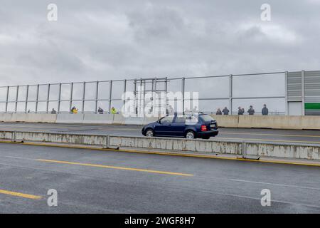 Erste Fahrzeuge befahren die freigegebene Brücke - Feierliche Verkehrsfreigabe der neuen A1 Rheinbrücke zwischen Leverkusen und Köln nach 10 Jahren Bauzeit. Die alte Brücke wird abgerissen. Die Fertigstellung der zweiten A1 Autobahnbrücke ist für 2027 vorgesehen - 04.02.2024 Leverkusen NRW Deutschland *** erste Fahrzeuge fahren auf der eröffneten Brücke feierliche Eröffnung der neuen A1 Rheinbrücke zwischen Leverkusen und Köln für den Verkehr nach 10 Jahren Bauzeit wird die alte Brücke abgerissen die zweite Autobahnbrücke A1 ist für 2027 04 02 2024 Leverkusen NRW geplant Stockfoto