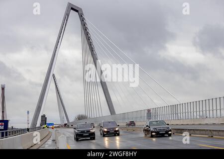 Erste Fahrzeuge befahren die freigegebene Brücke - Feierliche Verkehrsfreigabe der neuen A1 Rheinbrücke zwischen Leverkusen und Köln nach 10 Jahren Bauzeit. Die alte Brücke wird abgerissen. Die Fertigstellung der zweiten A1 Autobahnbrücke ist für 2027 vorgesehen - 04.02.2024 Leverkusen NRW Deutschland *** erste Fahrzeuge fahren auf der eröffneten Brücke feierliche Eröffnung der neuen A1 Rheinbrücke zwischen Leverkusen und Köln für den Verkehr nach 10 Jahren Bauzeit wird die alte Brücke abgerissen die zweite Autobahnbrücke A1 ist für 2027 04 02 2024 Leverkusen NRW geplant Stockfoto