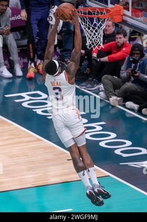 Washington, USA. Februar 2024. WASHINGTON, DC – 04. FEBRUAR: Phoenix Suns schützen Bradley Beal (3) bei einem NBA-Spiel zwischen den Washington Wizards und den Phoenix Suns am 4. Februar 2024 in der Capital One Arena in Washington, DC. (Foto: Tony Quinn/SipaUSA) Credit: SIPA USA/Alamy Live News Stockfoto