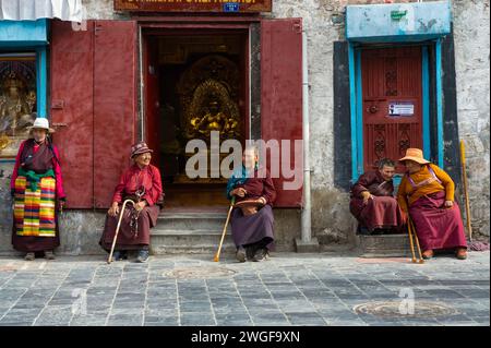 Einheimische Frauen treffen sich auf dem Barkhor-Platz, der Heimat des Jokhang-Tempels in Lhasa, der Hauptstadt der Autonomen Region Tibet in China. Stockfoto