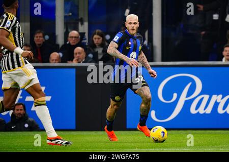 Mailand, Italie. Februar 2024. Federico Dimarco (FC Inter) während des italienischen Meisterschaftsspiels Serie A zwischen FC Internazionale und Juventus FC am 4. Februar 2024 im Giuseppe Meazza Stadion in Mailand, Italien - Foto Morgese-Rossini/DPPI Credit: DPPI Media/Alamy Live News Stockfoto