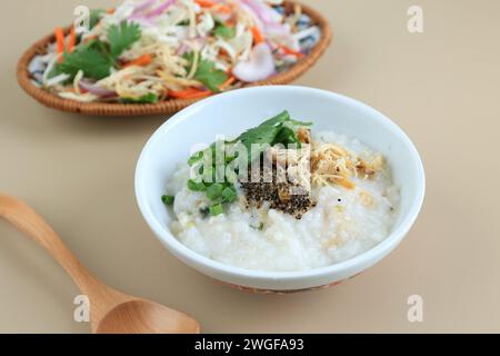 Chao GA, vietnamesischer Hühnerbrei, serviert mit Vietname Hühnchensalat GOI GA, Nahaufnahme Stockfoto