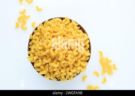 Top View Rohe getrocknete Makkaroni-Pasta in Einer Schüssel, isoliert auf weiß Stockfoto