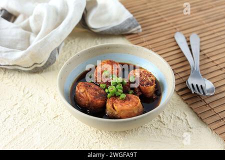 Chicken Go Hyong oder Ngohyong Ayam mit süßer und würziger Sauce Stockfoto