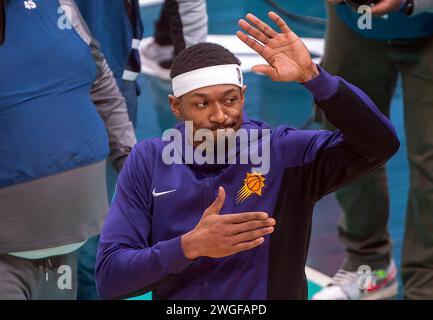 Washington, USA. Februar 2024. WASHINGTON, DC – 4. FEBRUAR: Phoenix Suns Guard Bradley Beal (3) würdigt die Menge nach einer besonderen Einführung auf seiner Rückkehr nach Washington, bevor am 4. Februar 2024 ein NBA-Spiel zwischen den Washington Wizards und den Phoenix Suns in der Capital One Arena in Washington DC stattfand. (Foto: Tony Quinn/SipaUSA) Credit: SIPA USA/Alamy Live News Stockfoto