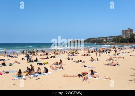 Sonnenanbeter am Manly Beach, Sydney, Australien Stockfoto