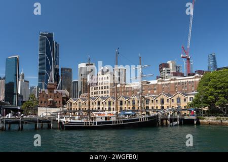 Campbell's Stores und das Gebäude der Australian Steamship Navigation Company entlang des Circular Quay mit dem Hochschiff „Southern Swan“ im Vordergrund Stockfoto