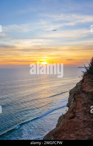 Atemberaubender Sonnenuntergang über majestätischen Klippen mit Panoramablick auf das Meer, perfekt, um die Schönheit der Natur und Ruhe zu vermitteln, vertikales Banner Stockfoto