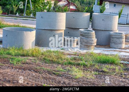 Betonabflussrohre am Boden einer Baustelle Stockfoto