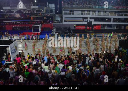 Februar 2024, Rio de Janeiro, Rio de Janeiro, Brasilien: RIO DE JANEIRO (RJ), 04.02.2024-ENSAIO/CARNAVAL/MANGUEIRA:Ensaio tecnico da escola de samba Mangueira, Realizado na Marques de Sapucai no Centro da cidade do Rio de Janeiro, neste domingo, 03. (Foto: Fausto Maia/Thenews2/Zumapress) (Foto: © Fausto Maia/TheNEWS2 via ZUMA Press Wire) NUR REDAKTIONELLE VERWENDUNG! Nicht für kommerzielle ZWECKE! Stockfoto