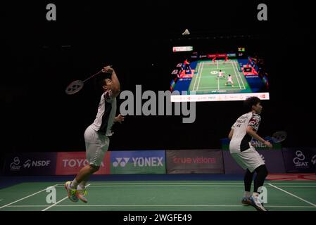Bangkok, Thailand. Februar 2024. Peeratchai SUKPHUN und Pakkapon TEERARATSAKUL (Thailand) treten am 4. Februar 2024 im Nimibutr Sport Building National Stadium in Bangkok, Thailand, im Dubletten-Finalspiel Badminton auf Princess Sirivannavari Thailand Masters 2024 an. (Foto: Teera Noisakran/Pacific Press) Credit: Pacific Press Media Production Corp./Alamy Live News Stockfoto