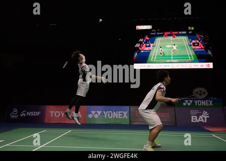 Bangkok, Thailand. Februar 2024. Peeratchai SUKPHUN (R) und Pakkapon TEERARATSAKUL (L) (Thailand) treten am 4. Februar 2024 im Nimibutr Sport Building National Stadium in Bangkok, Thailand, im Dubletten-Finalspiel Badminton auf Princess Sirivannavari Thailand Masters 2024 an. (Foto: Teera Noisakran/Pacific Press) Credit: Pacific Press Media Production Corp./Alamy Live News Stockfoto