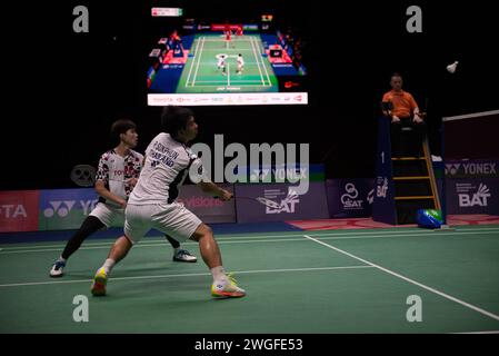 Bangkok, Thailand. Februar 2024. Peeratchai SUKPHUN und Pakkapon TEERARATSAKUL (Thailand) treten am 4. Februar 2024 im Nimibutr Sport Building National Stadium in Bangkok, Thailand, im Dubletten-Finalspiel Badminton auf Princess Sirivannavari Thailand Masters 2024 an. (Foto: Teera Noisakran/Pacific Press) Credit: Pacific Press Media Production Corp./Alamy Live News Stockfoto