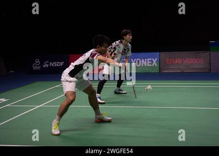 Bangkok, Thailand. Februar 2024. Peeratchai SUKPHUN und Pakkapon TEERARATSAKUL (Thailand) treten am 4. Februar 2024 im Nimibutr Sport Building National Stadium in Bangkok, Thailand, im Dubletten-Finalspiel Badminton auf Princess Sirivannavari Thailand Masters 2024 an. (Foto: Teera Noisakran/Pacific Press) Credit: Pacific Press Media Production Corp./Alamy Live News Stockfoto