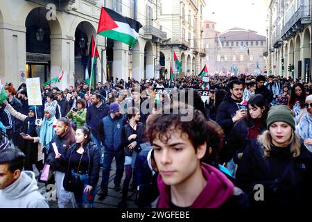 Torino, Turin, Italien. Februar 2024. Regionale Demonstration in Turin zur Beendigung der Bombardierung von Gaza und zur Verteidigung der Palästinenser. (Kreditbild: © Daniela Parra Saiani/Pacific Press via ZUMA Press Wire) NUR REDAKTIONELLE VERWENDUNG! Nicht für kommerzielle ZWECKE! Stockfoto