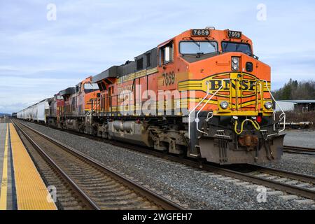 Stanwood, WA, USA - 2. Februar 2024; BNSF-Zug mit gemischter Güterlast hinter drei Lokomotiven Stockfoto