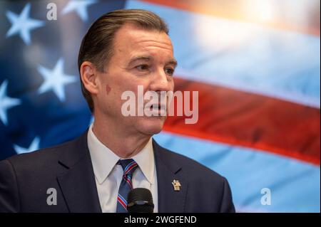 New York, Usa. Februar 2024. Tom Suozzi spricht bei einer Wahlkundgebung im Floral Park. Am Samstag, den 3. Februar, begannen die Wahlen für die Sonderwahlen zwischen dem ehemaligen Republikaner Tom Suozzi und dem Republikaner Mazi Pilip im 3. Kongressbezirk New Yorks, um den ausgewiesenen Republikaner George Santos zu ersetzen. (Foto: Ron Adar/SOPA Images/SIPA USA) Credit: SIPA USA/Alamy Live News Stockfoto