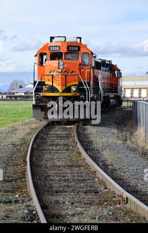 Mount Vernon, WA, USA - 2. Februar 2024; zwei BNSF-Lokomotiven warten auf örtliches Anschlussgleis mit gekrümmtem Gleis Stockfoto