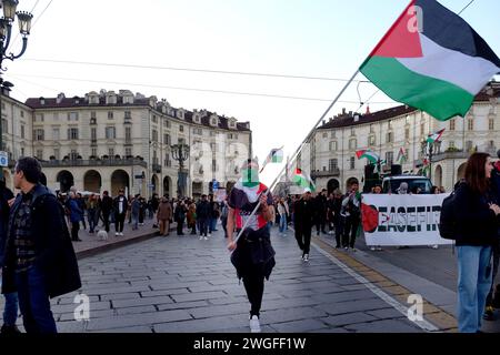 Torino, Turin, Italien. Februar 2024. Regionale Demonstration in Turin zur Beendigung der Bombardierung von Gaza und zur Verteidigung der Palästinenser. (Kreditbild: © Daniela Parra Saiani/Pacific Press via ZUMA Press Wire) NUR REDAKTIONELLE VERWENDUNG! Nicht für kommerzielle ZWECKE! Stockfoto