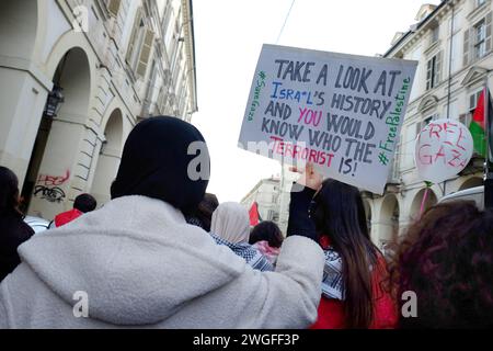 Torino, Turin, Italien. Februar 2024. Regionale Demonstration in Turin zur Beendigung der Bombardierung von Gaza und zur Verteidigung der Palästinenser. (Kreditbild: © Daniela Parra Saiani/Pacific Press via ZUMA Press Wire) NUR REDAKTIONELLE VERWENDUNG! Nicht für kommerzielle ZWECKE! Stockfoto