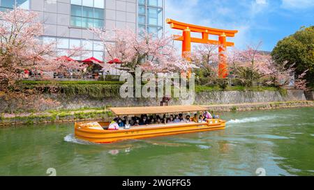 Kyoto, Japan - 2. April 2023: Bootstour auf dem Okazaki Jikkokubune, 3 km vom Nanzenji-Bootsanleger zum Ebisu-Staudamm und hin- und Rückfahrt Stockfoto