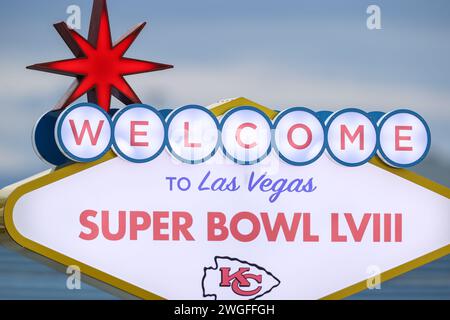 Las Vegas, NV, USA. Februar 2024. Ein Willkommen in Las Vegas-Schild begrüßt die Spieler bei ihrer Ankunft am Harry Reid International Airport in Las Vegas, NV. Christopher Trim/CSM/Alamy Live News Stockfoto