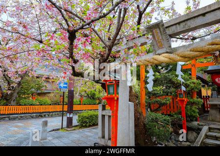 Kyoto, Japan - 6. April 2023: Tatsumi Daimyojin-Schrein in der Nähe der Tatsumu-Bashi-Brücke im Stadtteil Gion Stockfoto