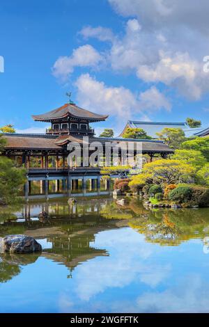 Kyoto, Japan - 2. April 2023: Der Heian Jingu Garden ist ein Garten mit einer Vielzahl von Pflanzen, Teichen und Gebäuden und weinenden Kirschbäumen, was ihn zu einem von ihnen macht Stockfoto