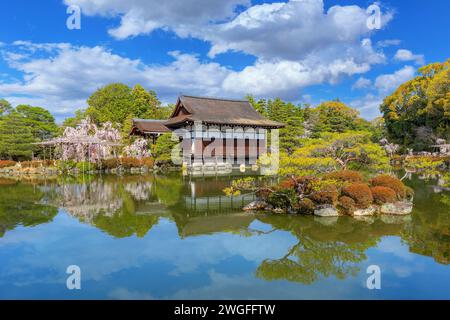 Kyoto, Japan - 2. April 2023: Der Heian Jingu Garden ist ein Garten mit einer Vielzahl von Pflanzen, Teichen und Gebäuden und weinenden Kirschbäumen, was ihn zu einem von ihnen macht Stockfoto