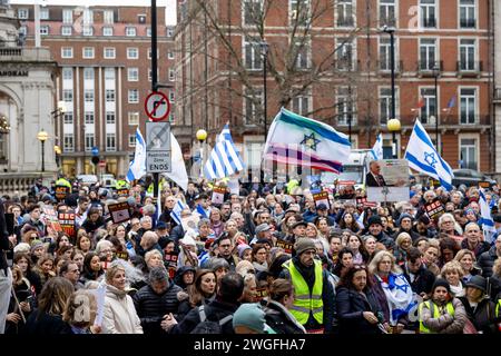 London, Großbritannien. Februar 2024. Demonstranten halten während ihrer Kundgebung Plakate und israelische Fahnen vor dem BBC-Hauptquartier. Israelische Unterstützer versammeln sich im Hauptquartier der BBC zu einer Kundgebung, um einen fairen Bericht über den Israel-Hamas-Krieg zu fordern und die Hamas-Streitkräfte zur Freilassung der restlichen Geiseln im Gaza-Streifen zu drängen. Der Konflikt brach im Nahen Osten aus, nachdem Hamas-Truppen am 7. Oktober 2023 eine örtliche Gemeinde in Südisrael überfallen und mehr als 200 Geiseln gefangen genommen und Hunderte weitere getötet hatten. Quelle: SOPA Images Limited/Alamy Live News Stockfoto