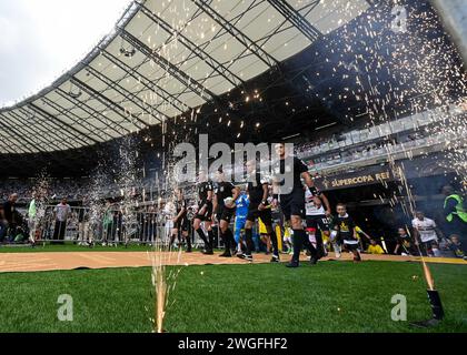 Belo Horizonte, Brasilien. Februar 2024. Schiedsrichter und Spieler treten am 4. Februar für das Spiel zwischen Palmeiras und Sao Paulo für die brasilianische Supercopa 2024 im Mineirao Stadium in Belo Horizonte ein. Foto: Gledston Tavares/DiaEsportivo/Alamy Live News Credit: DiaEsportivo/Alamy Live News Stockfoto