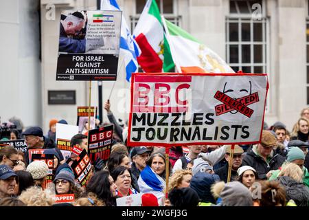 London, Großbritannien. Februar 2024. Demonstranten halten während ihrer Kundgebung Plakate und israelische Fahnen vor dem BBC-Hauptquartier. Israelische Unterstützer versammeln sich im Hauptquartier der BBC zu einer Kundgebung, um einen fairen Bericht über den Israel-Hamas-Krieg zu fordern und die Hamas-Streitkräfte zur Freilassung der restlichen Geiseln im Gaza-Streifen zu drängen. Der Konflikt brach im Nahen Osten aus, nachdem Hamas-Truppen am 7. Oktober 2023 eine örtliche Gemeinde in Südisrael überfallen und mehr als 200 Geiseln gefangen genommen und Hunderte weitere getötet hatten. (Foto: Hesther ng/SOPA Images/SIPA USA) Credit: SIPA USA/Alamy Live News Stockfoto