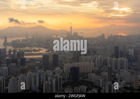 Eine majestätische urbane Metropole entlang der Küste, umgeben von malerischen Hügeln in Hongkong während des Sonnenuntergangs Stockfoto