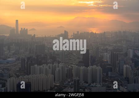 Eine majestätische urbane Metropole entlang der Küste, umgeben von malerischen Hügeln in Hongkong während des Sonnenuntergangs Stockfoto