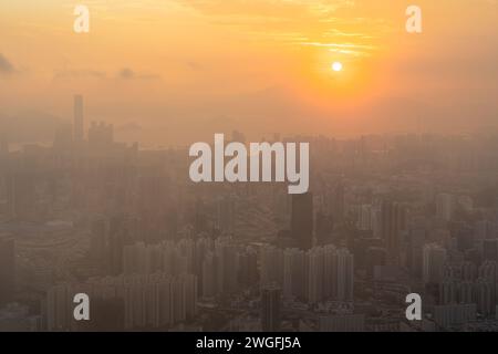 Eine majestätische urbane Metropole entlang der Küste, umgeben von malerischen Hügeln in Hongkong während des Sonnenuntergangs Stockfoto