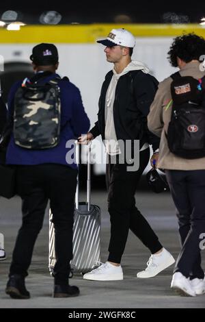 Las Vegas, NV, USA. Februar 2024. Brock Purdy, Quarterback der San Francisco 49ers, läuft in Richtung des Mannschaftsbusses am Harry Reid International Airport in Las Vegas, NV. Christopher Trim/CSM/Alamy Live News Stockfoto