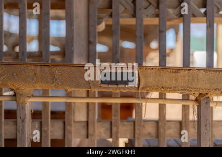 Nahaufnahme eines Bauernmarktes Holzstände Details an einem hellen sonnigen Tag. Stockfoto