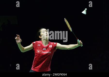 Bangkok, Thailand. Februar 2024. Ohori Aya aus Japan gibt einen Schuss gegen Supanida Katethong aus Thailand zurück, während ihr letztes Spiel im Einzelspiel der Frauen beim Thailand Masters 2024 Badminton-Turnier in Bangkok, Thailand, 4. Februar 2024. Quelle: Rachen Sageamsak/Xinhua/Alamy Live News Stockfoto