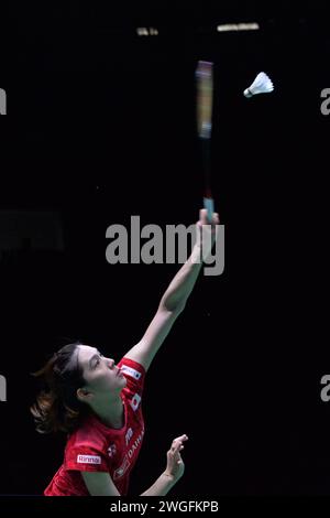 Bangkok, Thailand. Februar 2024. Ohori Aya aus Japan gibt einen Schuss gegen Supanida Katethong aus Thailand zurück, während ihr letztes Spiel im Einzelspiel der Frauen beim Thailand Masters 2024 Badminton-Turnier in Bangkok, Thailand, 4. Februar 2024. Quelle: Rachen Sageamsak/Xinhua/Alamy Live News Stockfoto