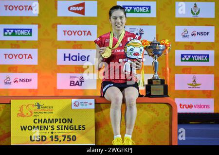 Bangkok, Thailand. Februar 2024. Ohori Aya aus Japan zeigt ihre Goldmedaille nach dem Finale der Frauen im Einzelspiel gegen Supanida Katethong aus Thailand beim Thailand Masters 2024 Badmintonturnier in Bangkok, Thailand, 4. Februar 2024. Quelle: Rachen Sageamsak/Xinhua/Alamy Live News Stockfoto