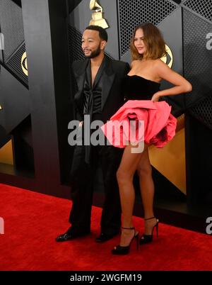 Los Angeles, Usa. Februar 2024. John Legend und Chrissy Teigen nehmen am Sonntag, 4. Februar 2024, an den 66. Grammy Awards in der Crypto.com Arena in Los Angeles Teil. Foto: Jim Ruymen/UPI Credit: UPI/Alamy Live News Stockfoto